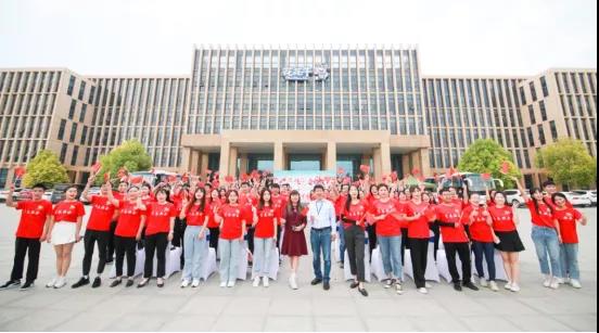 做白色的牛奶，創(chuàng)紅色的企業(yè)，花花牛乳業(yè)集團(tuán)青春歌會(huì)慶祝建黨100周年