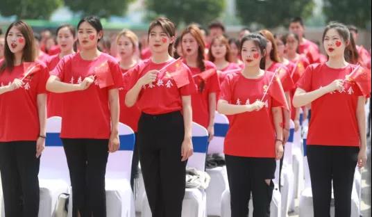 做白色的牛奶，創(chuàng)紅色的企業(yè)，花花牛乳業(yè)集團(tuán)青春歌會(huì)慶祝建黨100周年