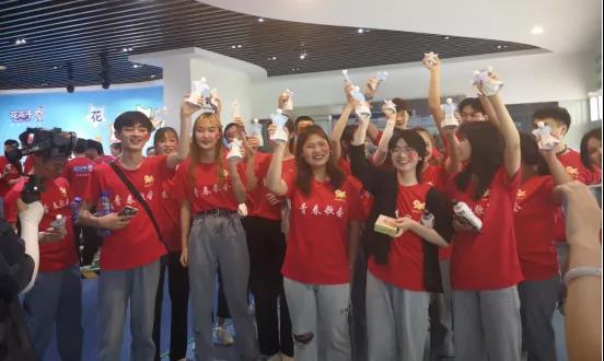 做白色的牛奶，創(chuàng)紅色的企業(yè)，花花牛乳業(yè)集團(tuán)青春歌會(huì)慶祝建黨100周年