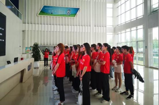 做白色的牛奶，創(chuàng)紅色的企業(yè)，花花牛乳業(yè)集團(tuán)青春歌會(huì)慶祝建黨100周年