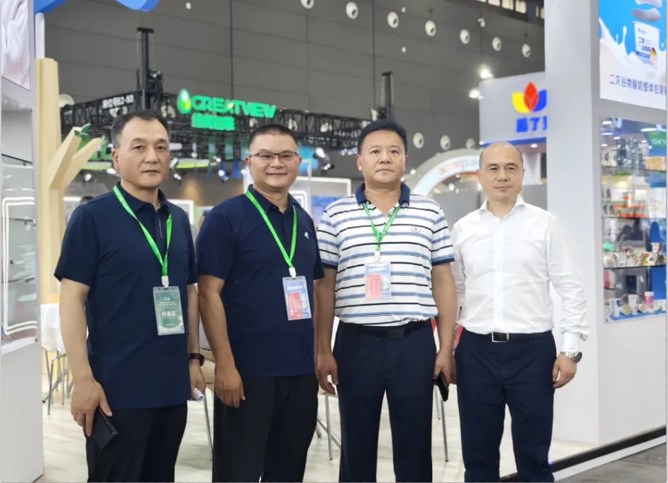 花花牛乳業(yè)集團(tuán)黨委書記、董事長唐洪峰一行參加中國乳制品工業(yè)協(xié)會第三十次年會暨2024中國（國際）乳業(yè)技術(shù)博覽會