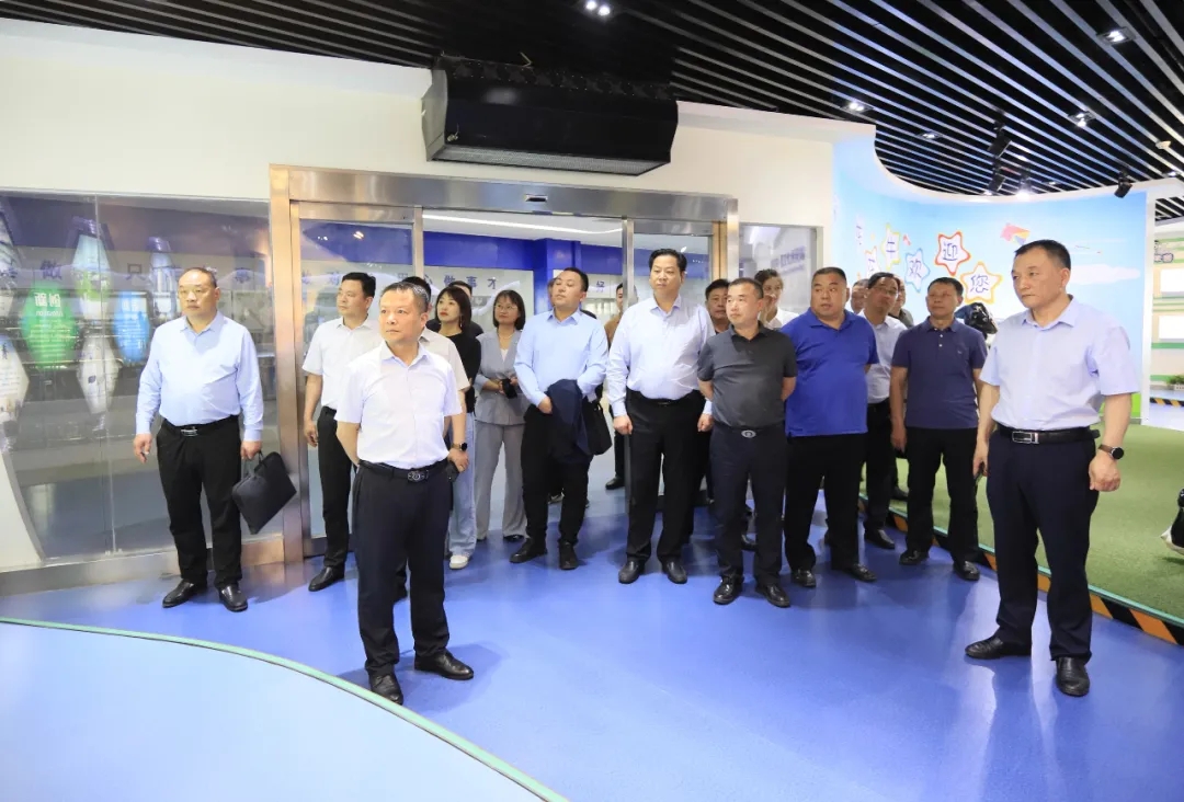 供銷(xiāo)聯(lián)動(dòng)，創(chuàng)新共贏丨河南農(nóng)投集團(tuán)內(nèi)部業(yè)務(wù)協(xié)同交流會(huì)在花花牛乳業(yè)集團(tuán)順利召開(kāi)