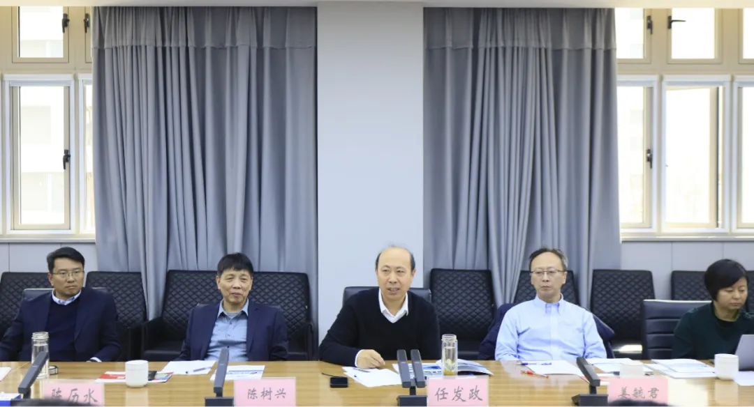 花花牛乳業(yè)集團(tuán)黨委書記、董事長(zhǎng)唐洪峰一行赴中原食品實(shí)驗(yàn)室同中國(guó)工程院院士、中原食品實(shí)驗(yàn)室主任任發(fā)政座談交流