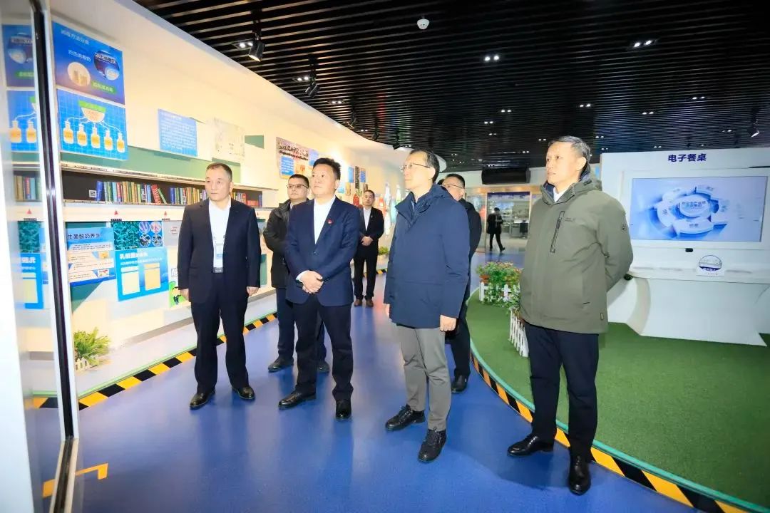 省政府國(guó)資委黨委書記、主任李濤一行到花花牛乳業(yè)集團(tuán)調(diào)研