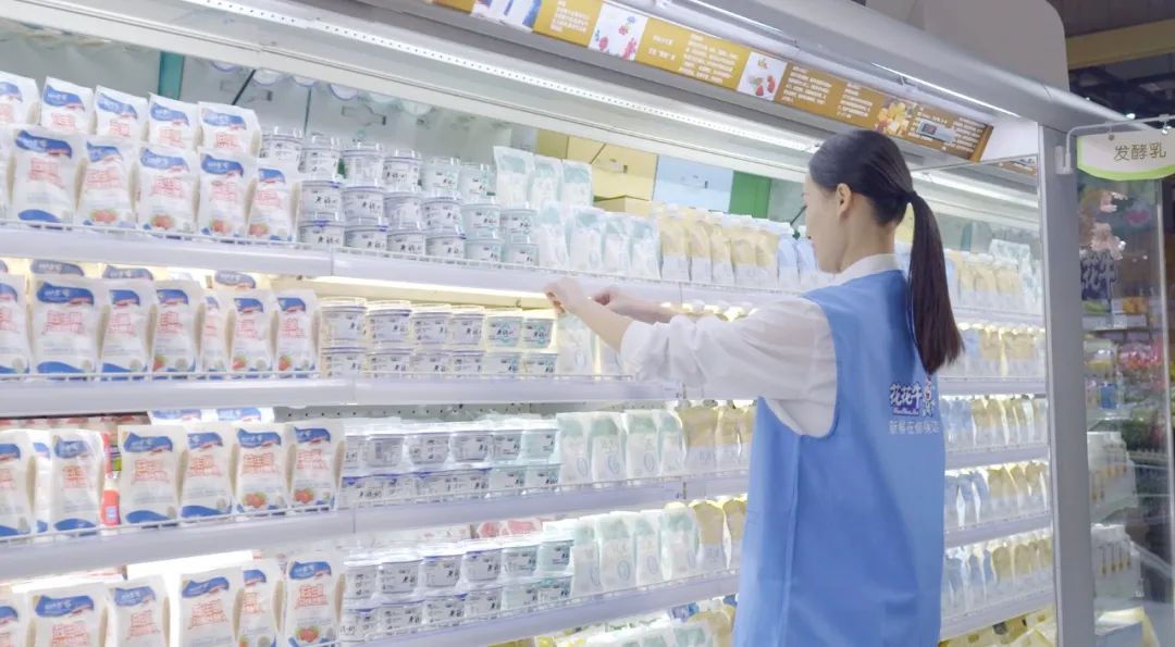 點贊！河南日報要聞02版——報道花花牛乳業(yè)集團鄭州分公司乳制品生產(chǎn)場景，彰顯花花牛乳業(yè)集團發(fā)展新活力