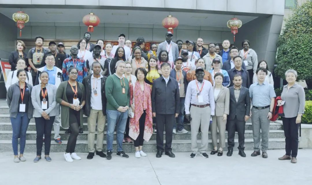 北京大學(xué)南南合作與發(fā)展學(xué)院教授、全球伙伴關(guān)系主任周詠梅一行蒞臨花花牛平輿瑞亞牧業(yè)參觀(guān)調(diào)研