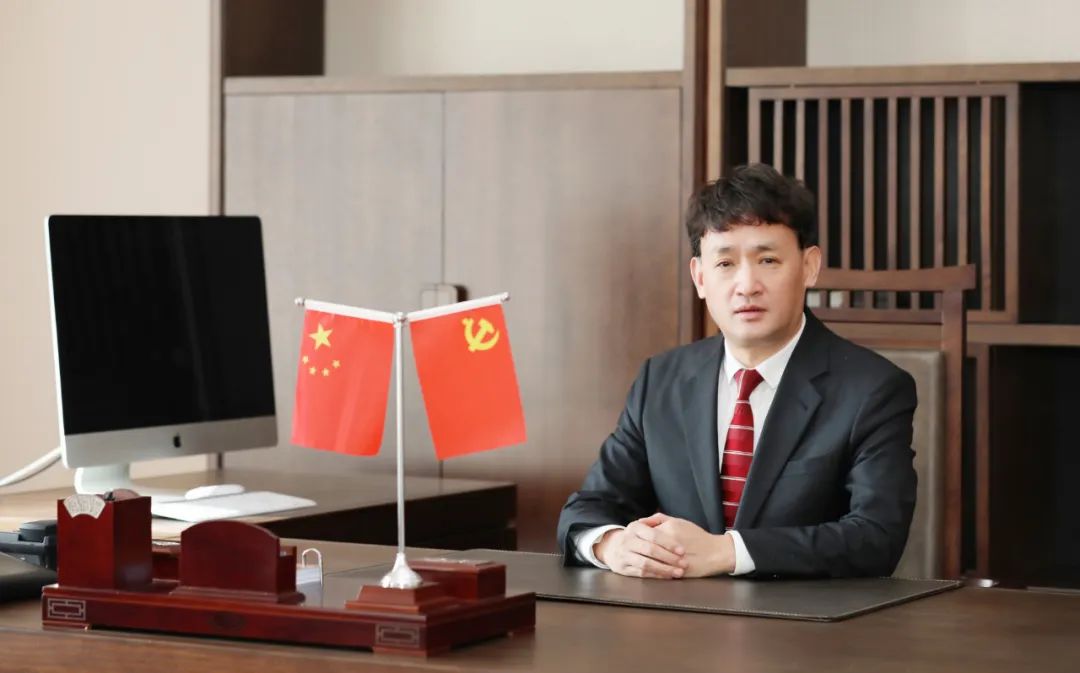 雙雙獲獎(jiǎng) 喜事連連｜ 花花牛乳業(yè)集團(tuán)榮獲“河南省知名品牌”獎(jiǎng)，董事長(zhǎng)關(guān)曉彥榮膺“2022年度品牌人物”