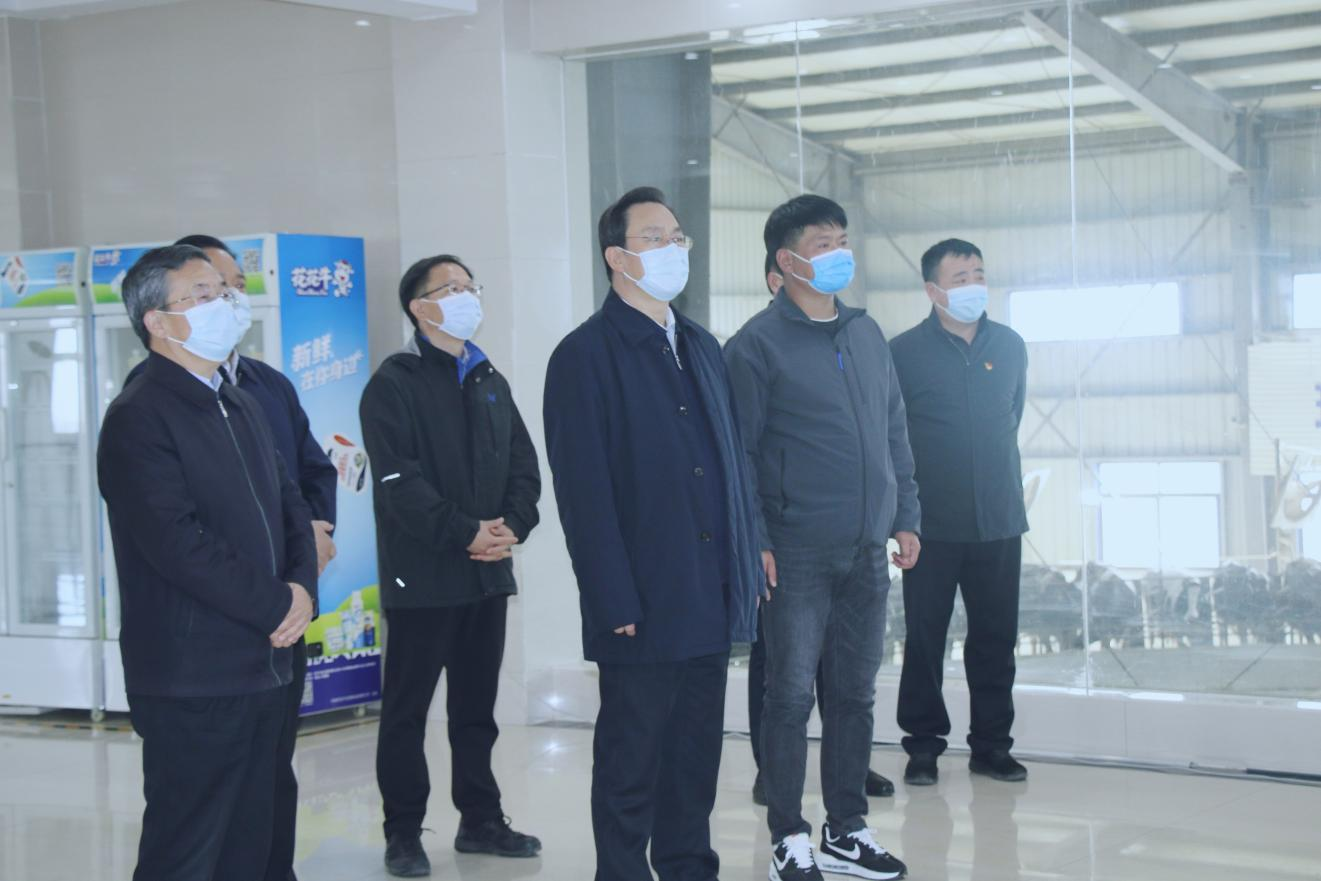 河南省人大常委會(huì)黨組書記、副主任孔昌生蒞臨花花牛魯山瑞亞牧場參觀調(diào)研