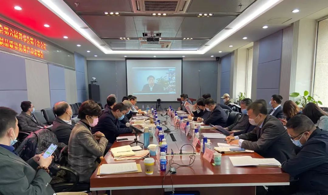 榮膺乳業(yè)三大金獎(jiǎng)，花花牛以產(chǎn)業(yè)融合發(fā)展推進(jìn)奶業(yè)高質(zhì)量發(fā)展