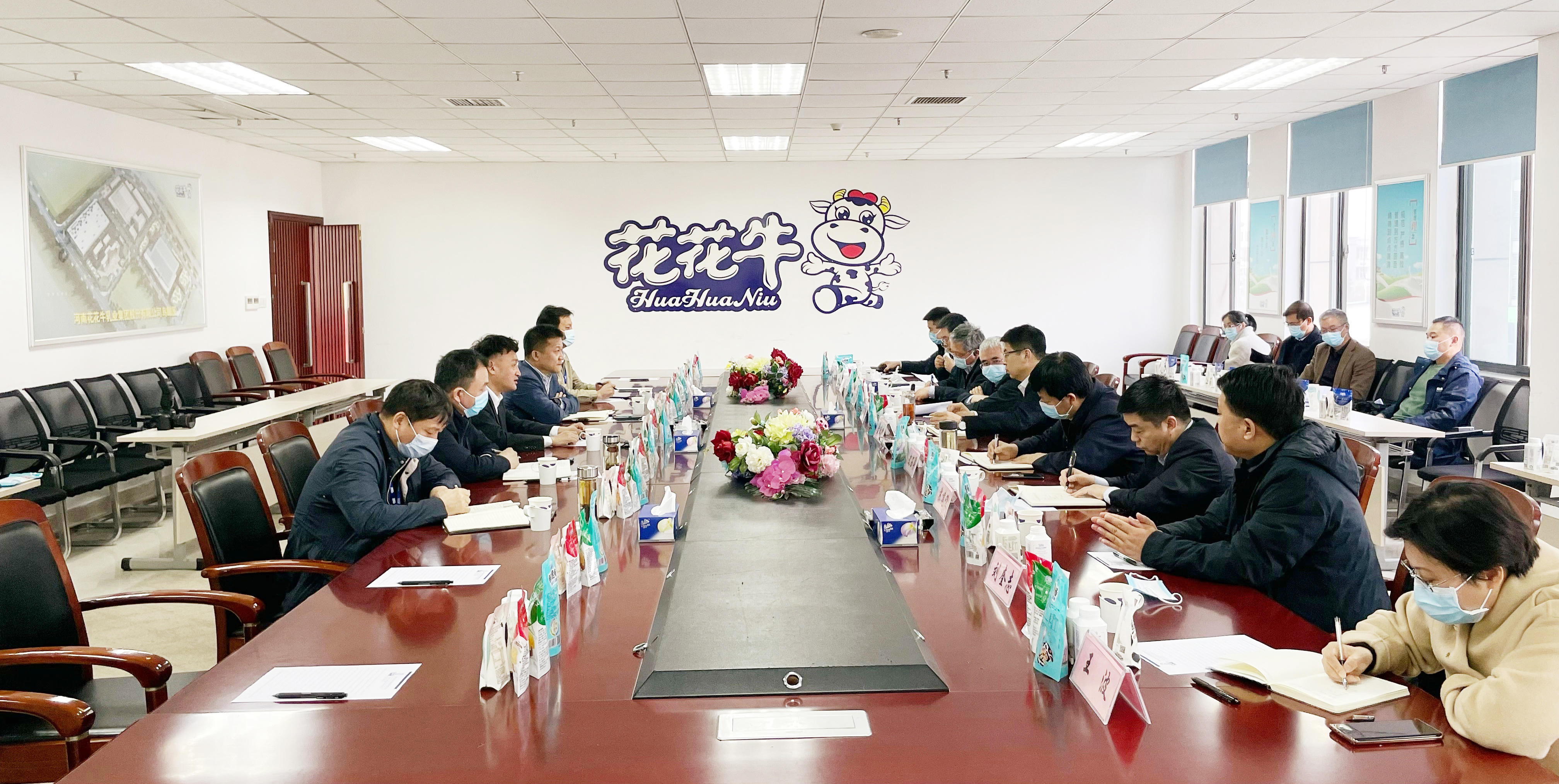 河南省委常委、副省長費東斌蒞臨 花花牛乳業(yè)集團調(diào)研