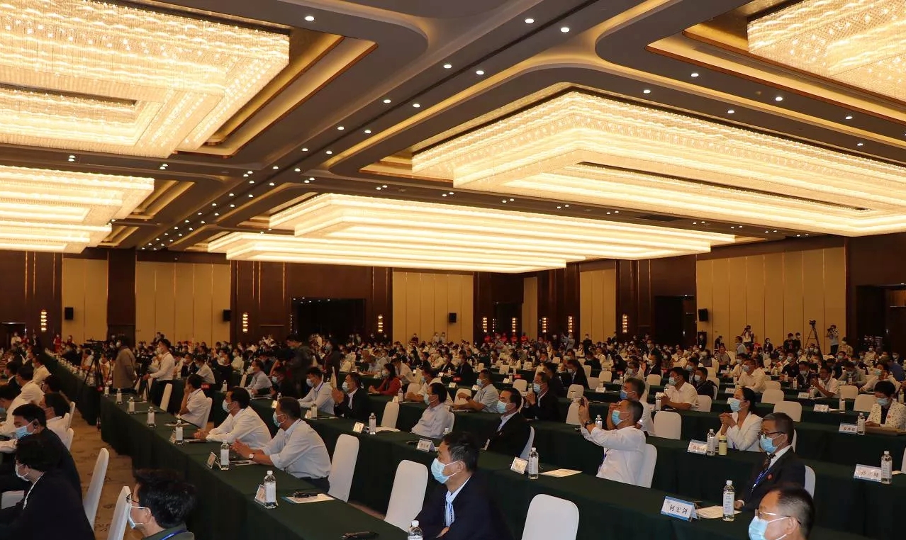 喜報(bào) | 花花牛輕覺酸奶榮獲第二十四屆中國農(nóng)產(chǎn)品加工業(yè)投資貿(mào)易洽談會(huì)金質(zhì)產(chǎn)品獎(jiǎng)