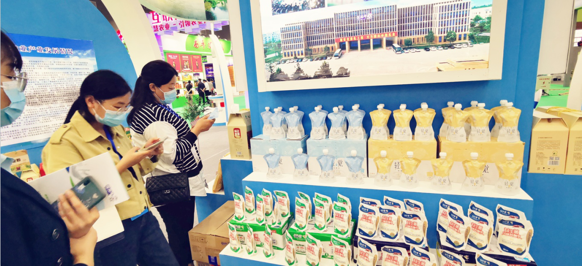 喜報(bào) | 花花牛輕覺酸奶榮獲第二十四屆中國農(nóng)產(chǎn)品加工業(yè)投資貿(mào)易洽談會(huì)金質(zhì)產(chǎn)品獎(jiǎng)