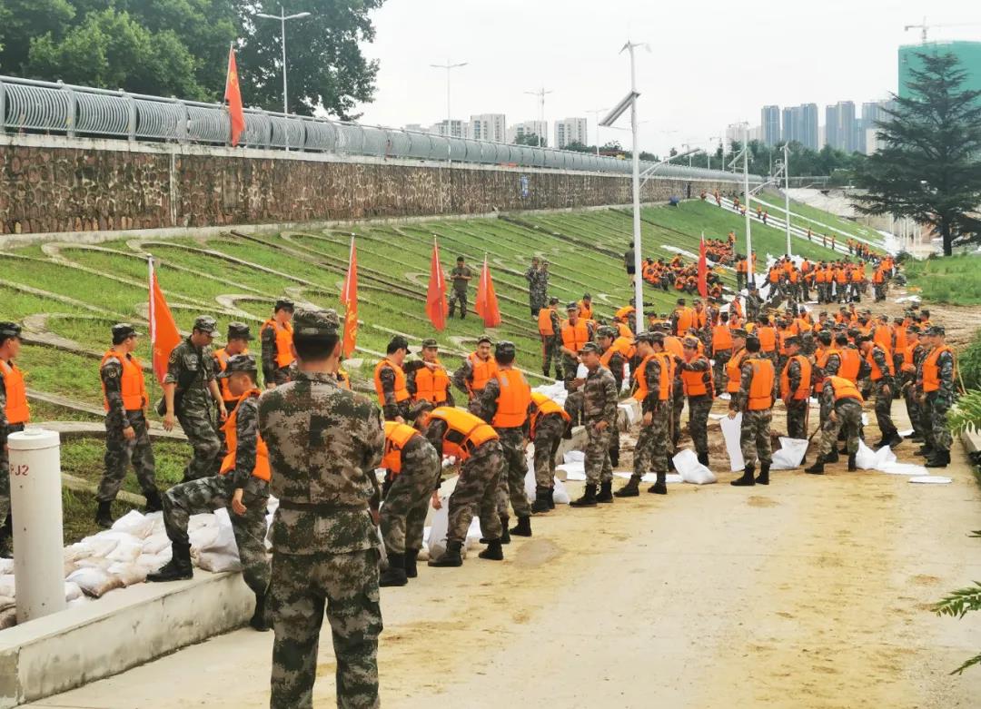 大雨無情人有情！花花牛乳業(yè)慰問常莊水庫抗洪搶險(xiǎn)官兵