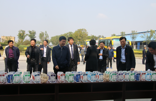 河南省農牧業(yè)產(chǎn)業(yè)扶貧工作觀摩團蒞臨花花牛集團·魯山瑞亞牧業(yè)有限公司參觀考察 河南省農牧業(yè)產(chǎn)業(yè)扶貧工作觀摩團蒞臨花花牛集團·魯山瑞亞牧業(yè)有限公司參觀考察