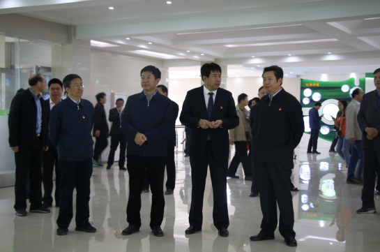 河南省農牧業(yè)產(chǎn)業(yè)扶貧工作觀摩團蒞臨花花牛集團·魯山瑞亞牧業(yè)有限公司參觀考察 河南省農牧業(yè)產(chǎn)業(yè)扶貧工作觀摩團蒞臨花花牛集團·魯山瑞亞牧業(yè)有限公司參觀考察