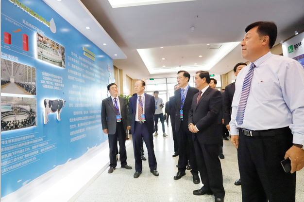 花花牛亮相中國奶業(yè)20強(qiáng)呼倫貝爾峰會，共話中國奶業(yè)振興！