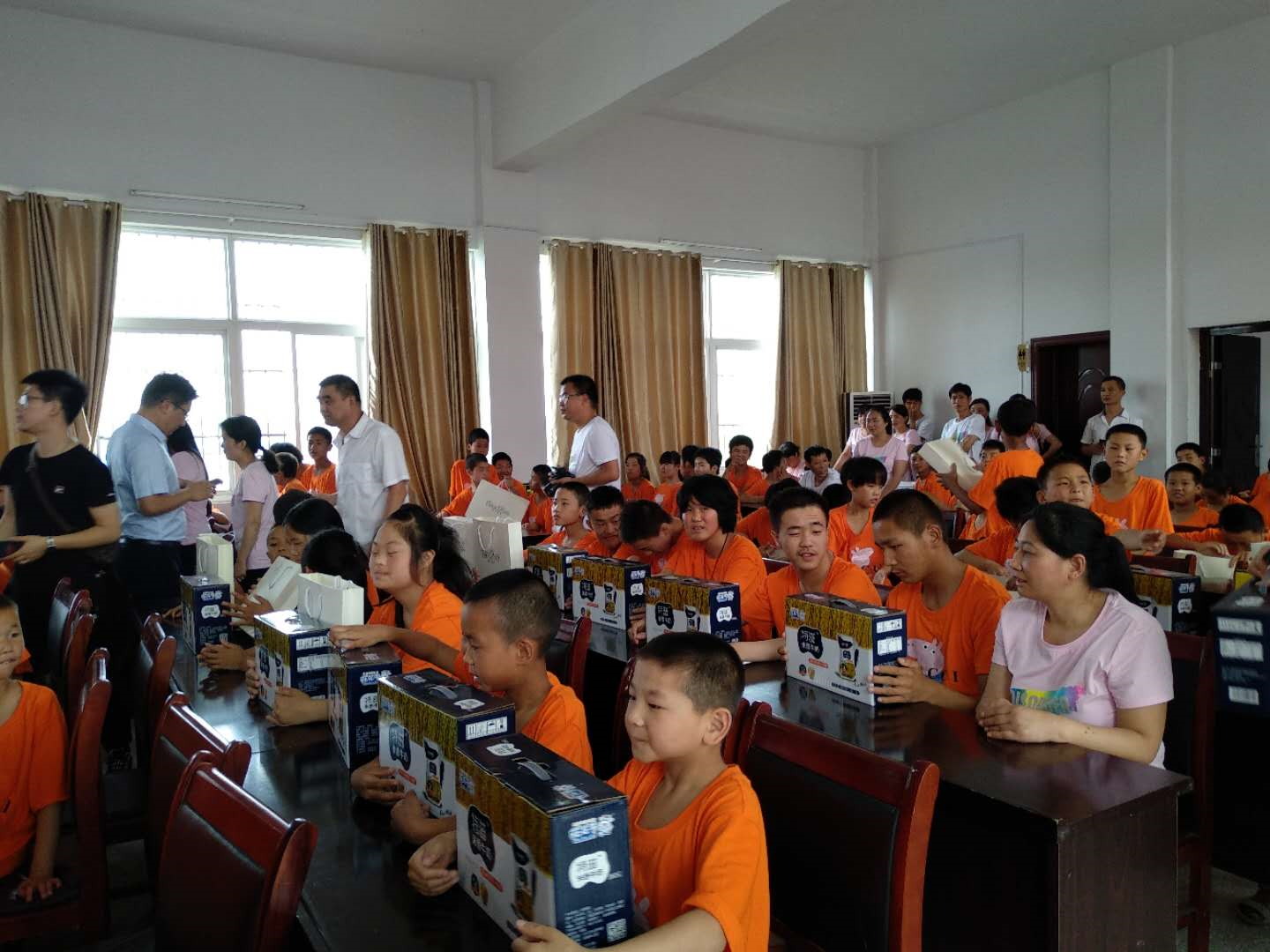 “關(guān)愛特殊兒童，讓愛灑滿人間—花花牛乳業(yè)集團(tuán)2018中國小康牛奶行動” 公益助學(xué)泌陽捐贈儀式