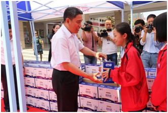 “健康中原，牛奶伴您行——花花牛乳業(yè)集團(tuán)2018中國小康牛奶行動(dòng)” 公益助學(xué)啟動(dòng)儀式隆重舉行