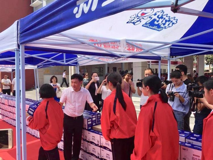 “健康中原，牛奶伴您行——花花牛乳業(yè)集團(tuán)2018中國小康牛奶行動(dòng)” 公益助學(xué)啟動(dòng)儀式隆重舉行