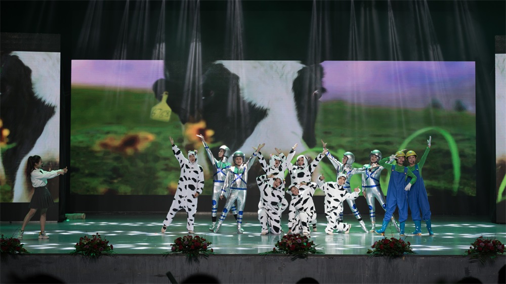 “不忘初心、聚力前行” 花花牛集團2018迎新春聯(lián)歡會隆重舉行