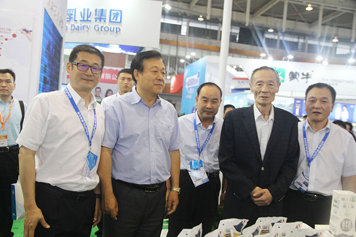 花花牛亮相第八屆中國奶業(yè)大會，又獲農(nóng)業(yè)部長一聲贊！