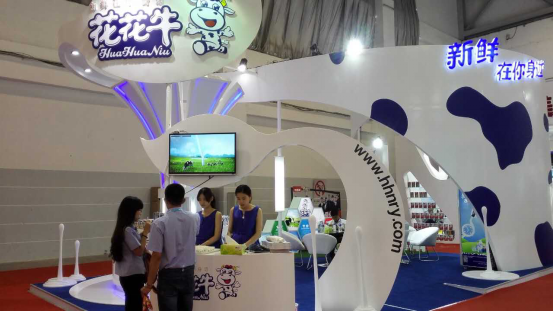 花花牛牛氣沖天！農(nóng)業(yè)部長品嘗“領(lǐng)暢”點(diǎn)贊，又獲國際奶業(yè)平臺青睞