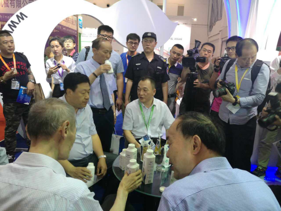 花花牛牛氣沖天！農(nóng)業(yè)部長品嘗“領(lǐng)暢”點(diǎn)贊，又獲國際奶業(yè)平臺青睞