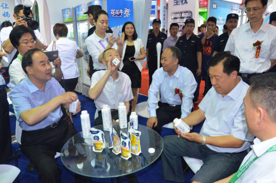 花花牛牛氣沖天！農(nóng)業(yè)部長品嘗“領(lǐng)暢”點(diǎn)贊，又獲國際奶業(yè)平臺青睞