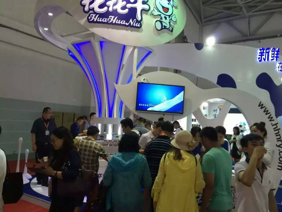 花花牛牛氣沖天！農(nóng)業(yè)部長品嘗“領(lǐng)暢”點(diǎn)贊，又獲國際奶業(yè)平臺青睞