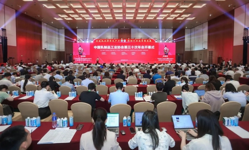 花花牛乳業(yè)集團黨委書記、董事長唐洪峰一行參加中國乳制品工業(yè)協(xié)會第三十次年會暨2024中國（國