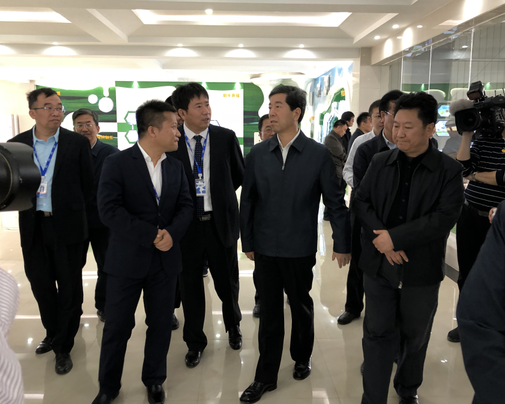 河南省委副書記、省長(zhǎng)陳潤(rùn)兒一行蒞臨 花花牛集團(tuán)魯山瑞亞牧業(yè)有限公司視察調(diào)研