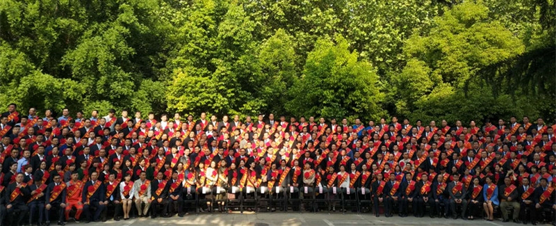 河南花花牛乳業(yè)集團(tuán)股份有限公司阮曉琦、王曉龍榮獲“鄭州市勞動(dòng)模范”榮譽(yù)稱號(hào)