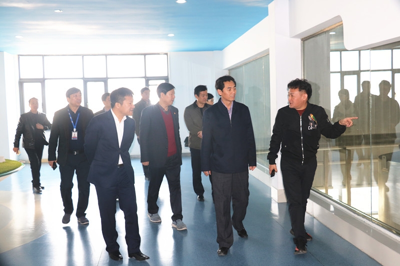 封丘縣縣長(zhǎng)王獻(xiàn)臣一行蒞臨花花牛集團(tuán)養(yǎng)殖、乳品事業(yè)部參觀調(diào)研