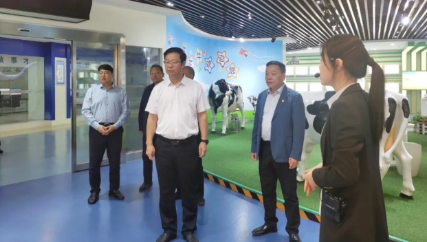 鄭州市人民檢察院黨組書記、代檢察長張道偉一行蒞臨河南花花牛乳業(yè)集團(tuán)參觀調(diào)研