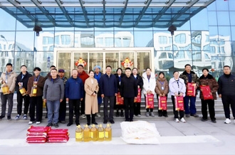 新春佳節(jié)暖人心 堅(jiān)守一線顯擔(dān)當(dāng) ——河南農(nóng)業(yè)投資集團(tuán)黨委委員、副總經(jīng)理兼花花牛乳業(yè)集團(tuán)黨委書記、董事長張峰慰問花花牛乳業(yè)在崗員工